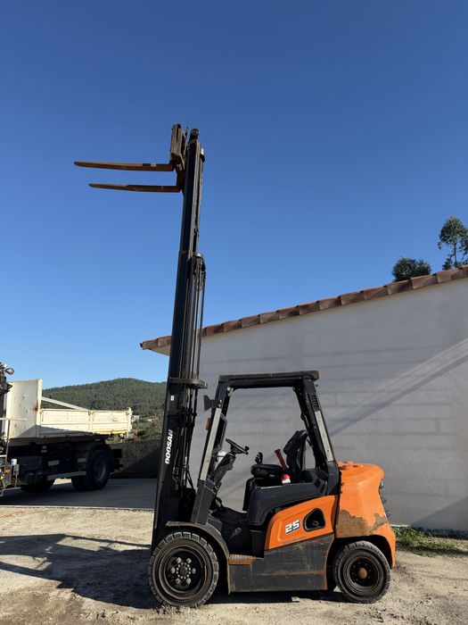 Empilhador Doosan 2.5T triplex d 2023