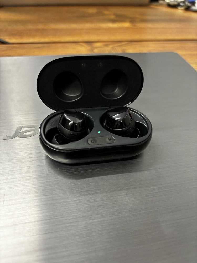 Продам навушники Samsung galaxy Buds+