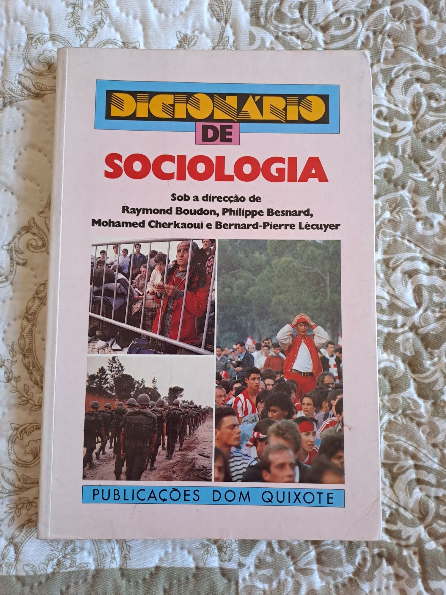 Livro "Dicionário de Sociologia" de Raymond Boudon et al.