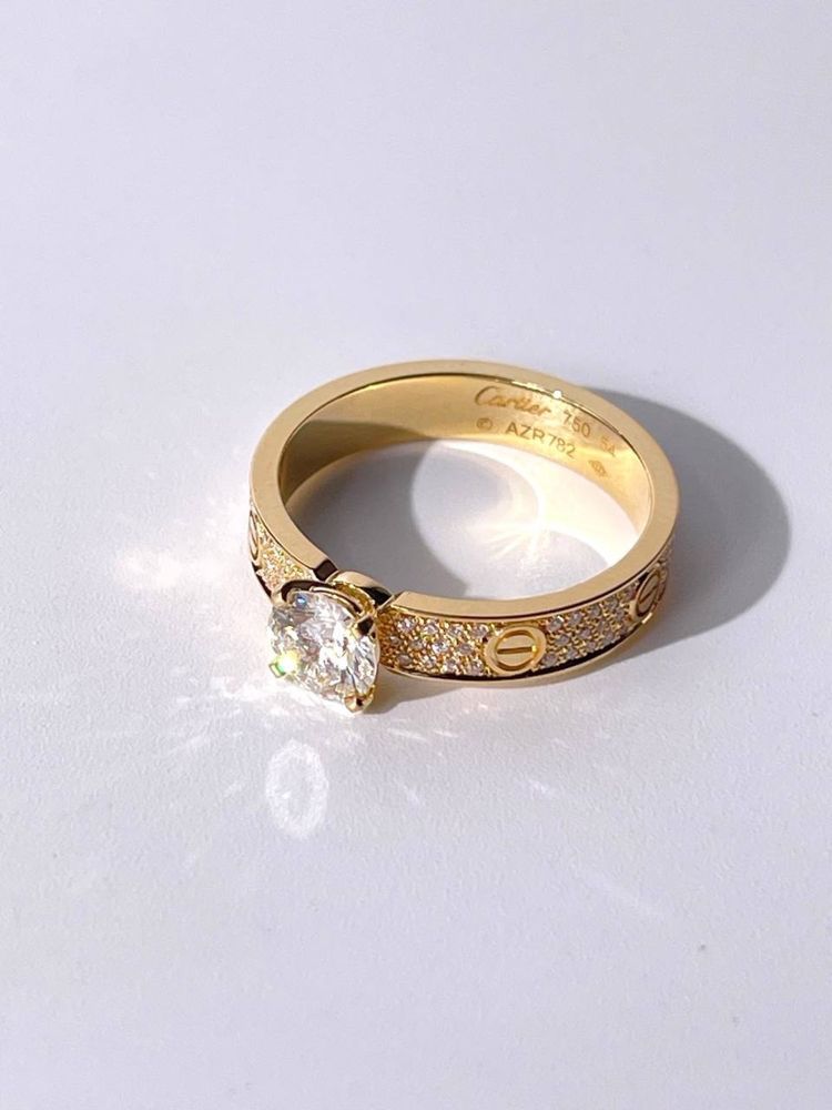 Золотое кольцо Cartier Love с бриллиантами.