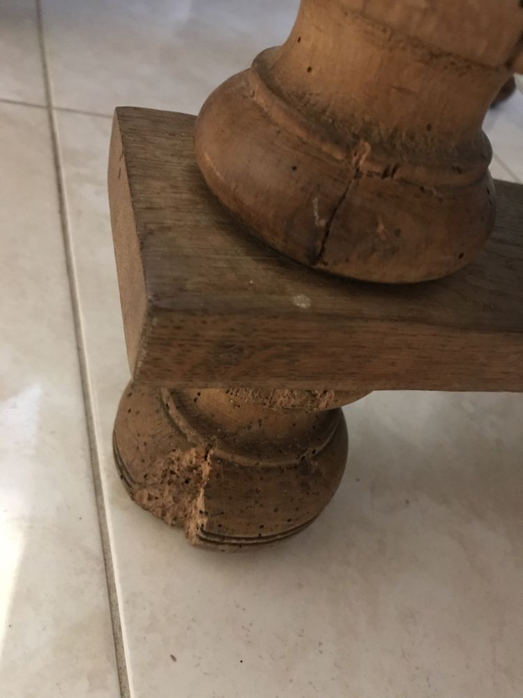 Стіл дерев‘яний з фігурними ніжками