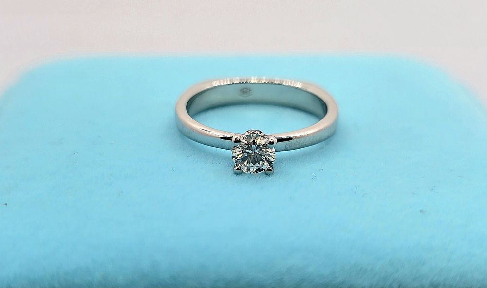 Продам кольцо с бриллиантом 0.30 карат