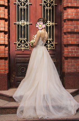 Продам свое свадебное платье в бежево-белом цвете ,размер 42