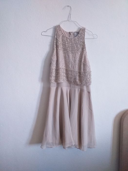 Vestido de cerimónia com bordados de pérolas