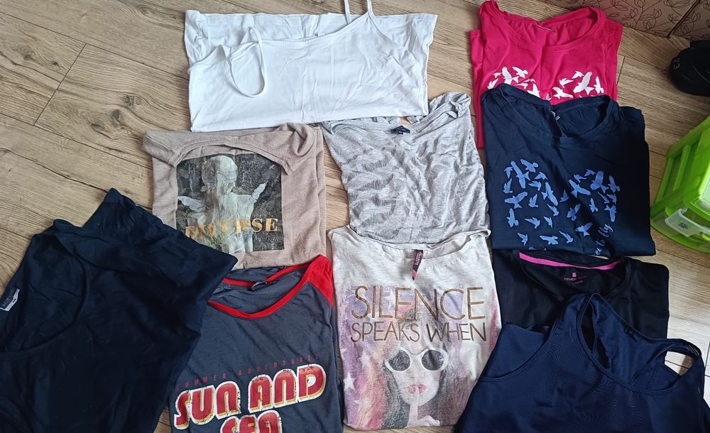 106. Zestaw ubrań damskich