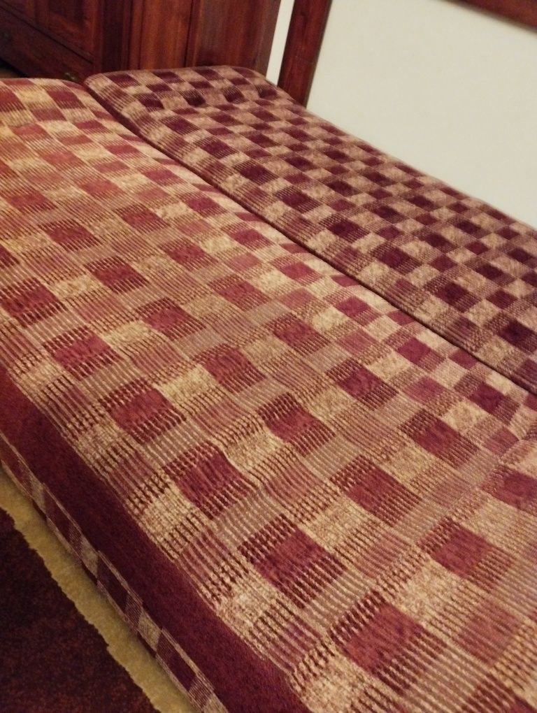 Sofa rozkładana z pojemnikiem .