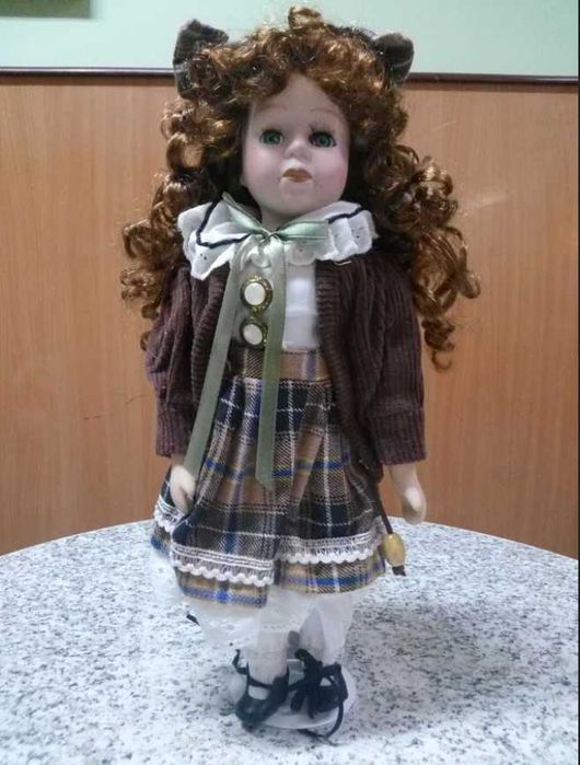 Boneca de porcelana da coleção Classique