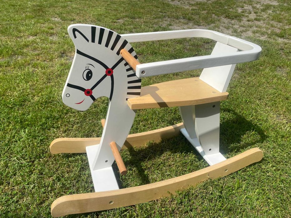 Drewniany konik na biegunach ze zdejmowaną barierką