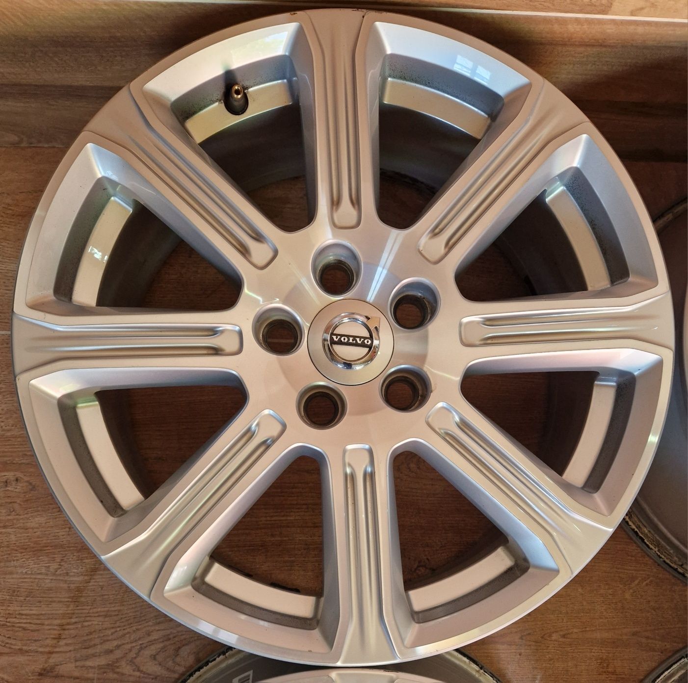 Volvo S40 S60 V50 V60 XC60 XC70 XC90 — Оригінальні диски R17 5x108