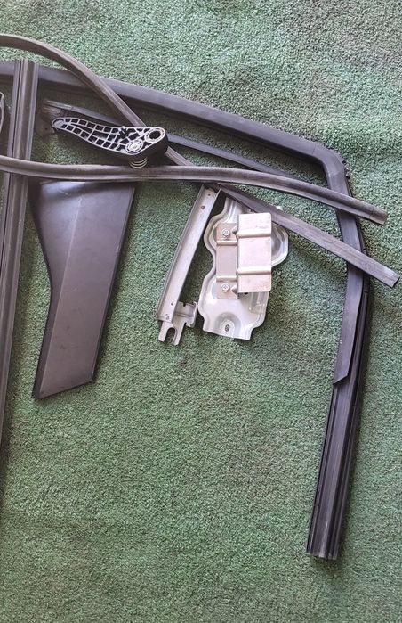 Plásticos e borrachas porta de trás lado direito Nissan Qashqai J10