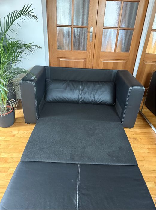 Rozkładana czarna sofa