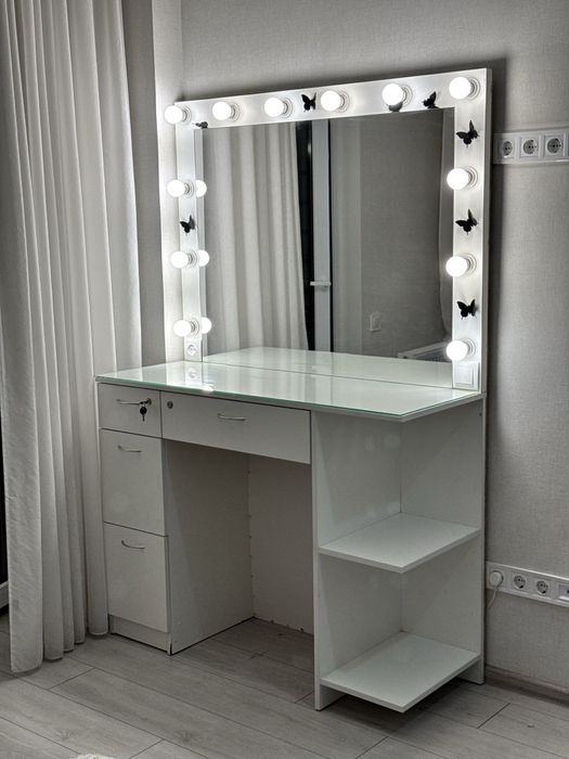 Стіл для візажиста та бровіста