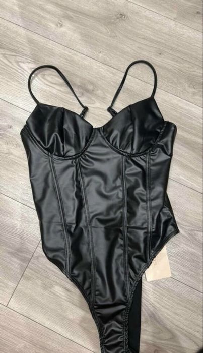Nowy strój/cosplay Playboya (obcisłe body na ramiączkach i rekwizyty)