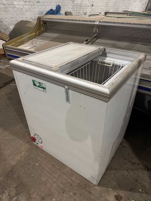 Морозильна скриня з прямим склом 136л