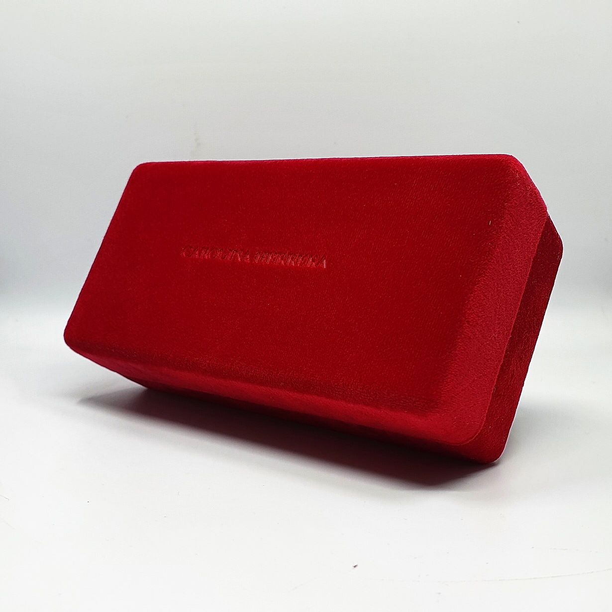 Etui na duże okulary Carolina Herrera.
