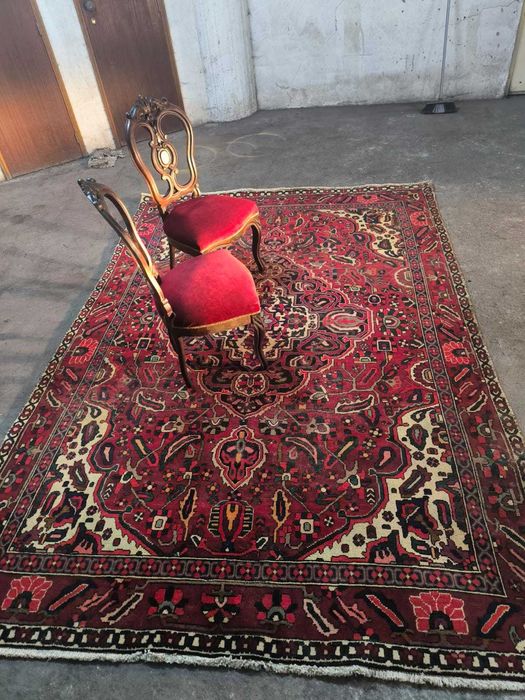 Par de cadeiras românticas com estofos em veludo bordeaux