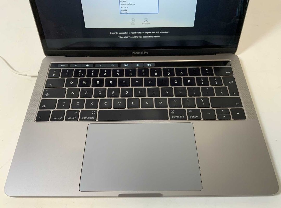 Macbook Pro 13" I7 16 RAM 256 SSD Touchbar