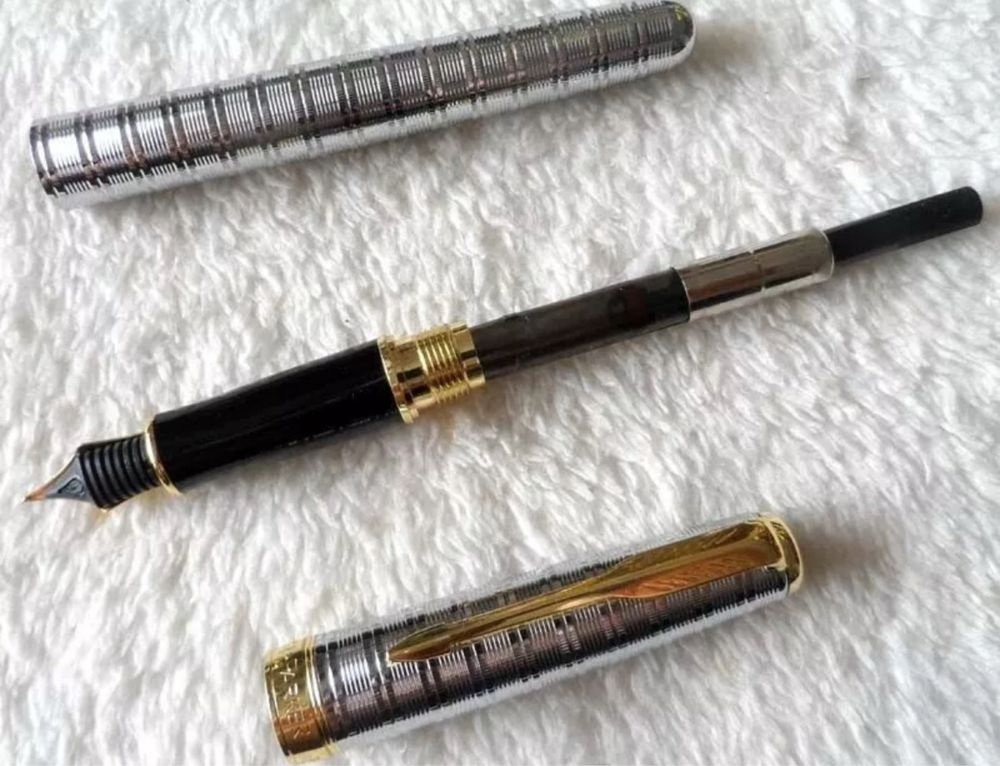 Caneta Tinta permanente Parker, com relevos, prateada, nova