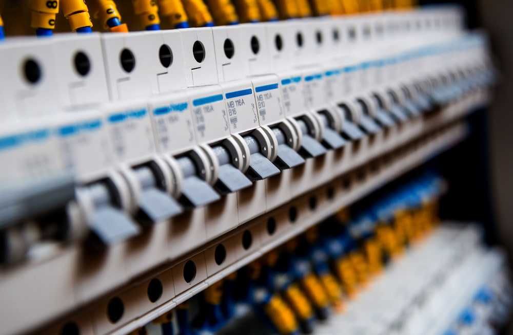 Elektryk|Instalacje i pomiary|Naprawy|Projekt|Alarm|Monitoring|LAN|