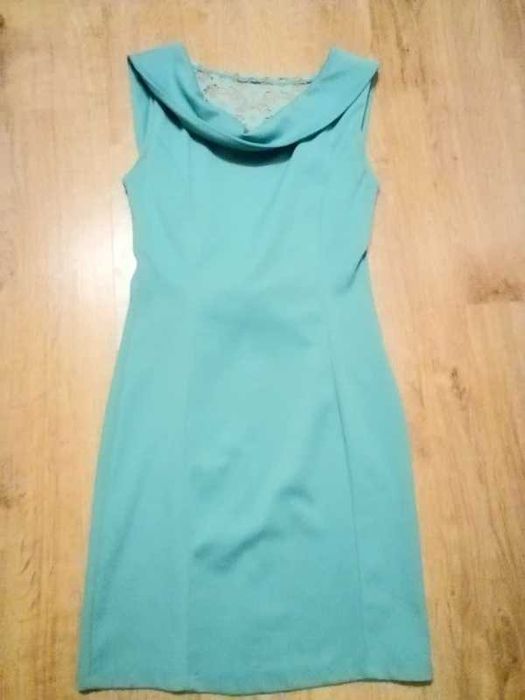 Weselna sukienka morska o oryginalnym kroju z koronką