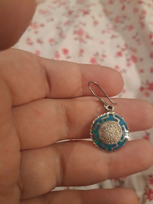 Серебро серьга в виде Фестского диска с инкрустацией синим опалом 925