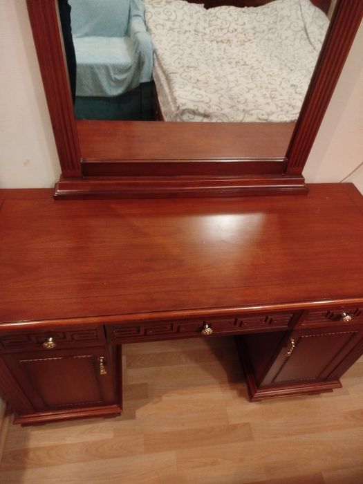 Туалетний столик з дзеркалом,трюмо з дерева