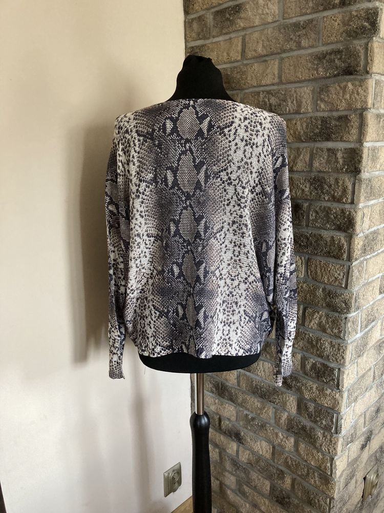 Nowy cienki sweter rozm. M/L wężowy wzór