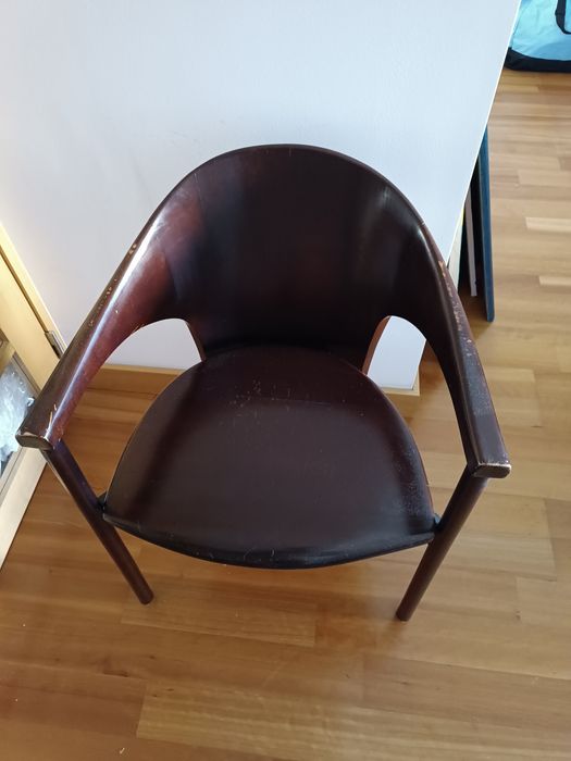 Cadeira com braços em madeira