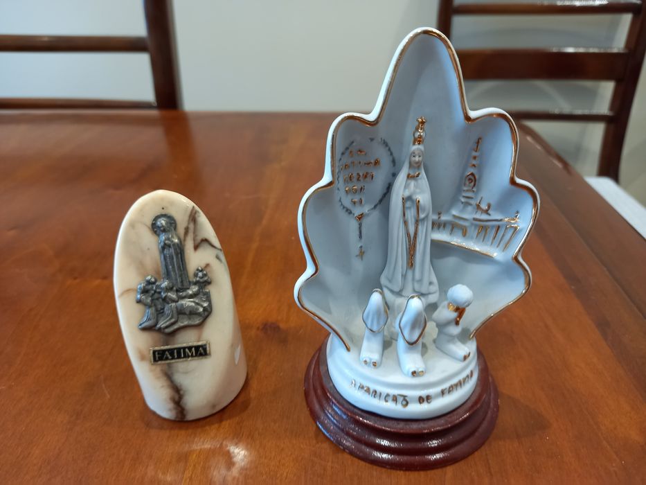 Nossa Senhora em mármore e outra em porcelana
