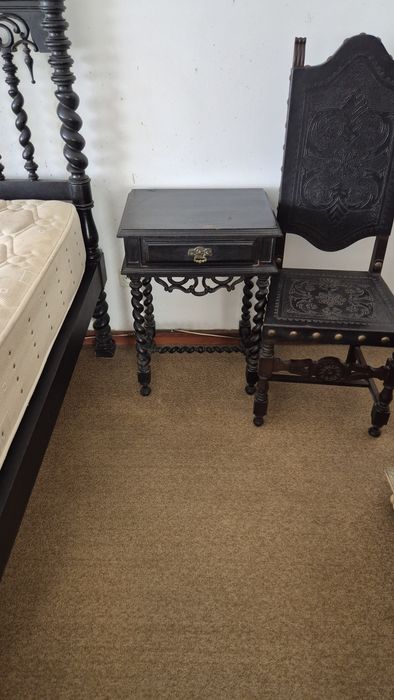 Quarto completo: cama, mesas cabeceira, cómoda e roupeiro
