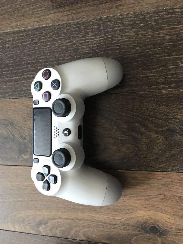 Ps4  stan bardzo dobry z 3 padami