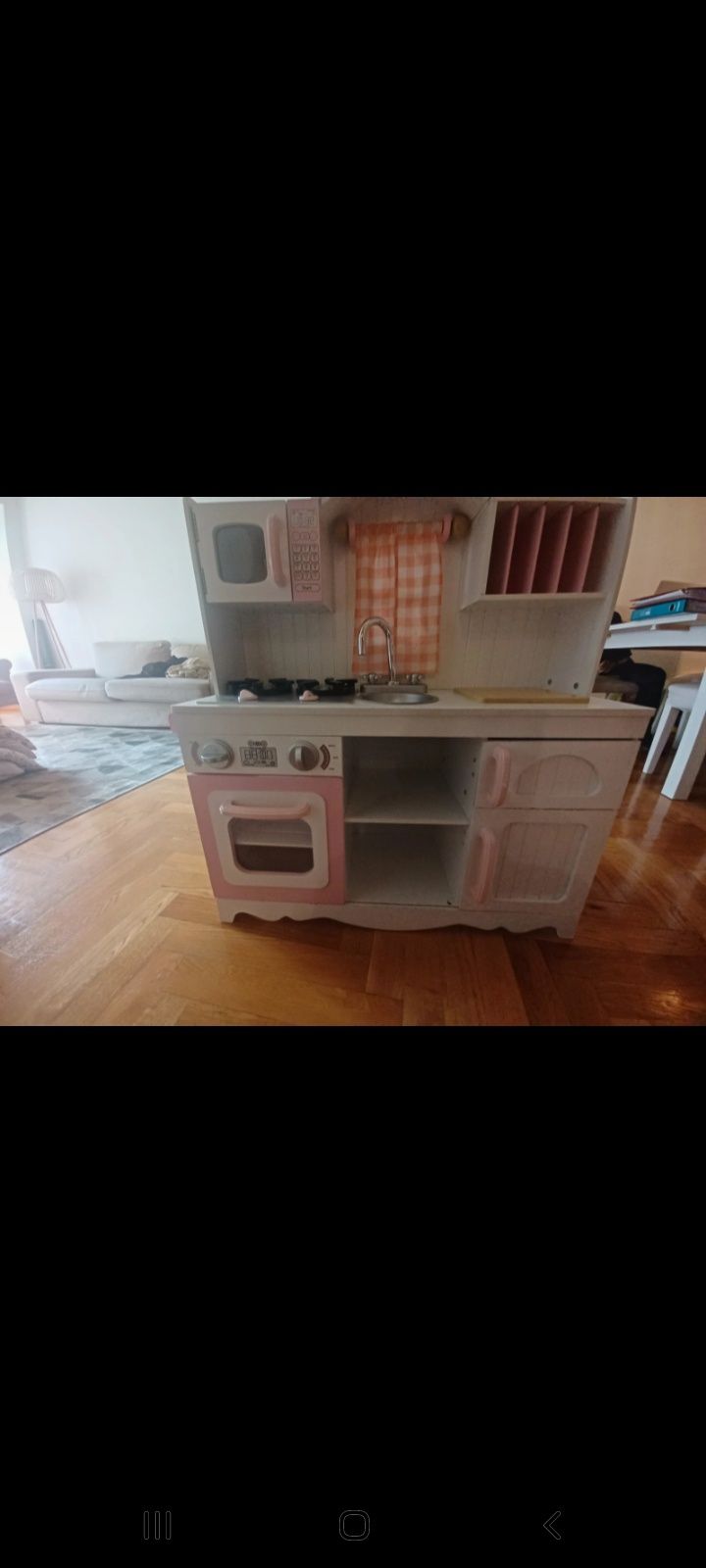 Cozinha para menina com algumas marcas de uso