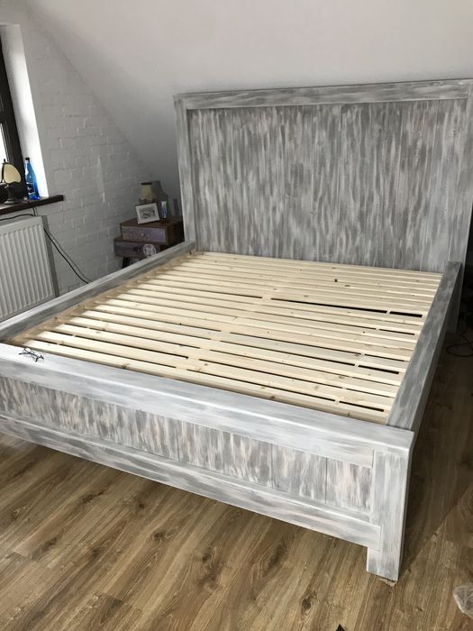 łóżko drewniane lite drewno