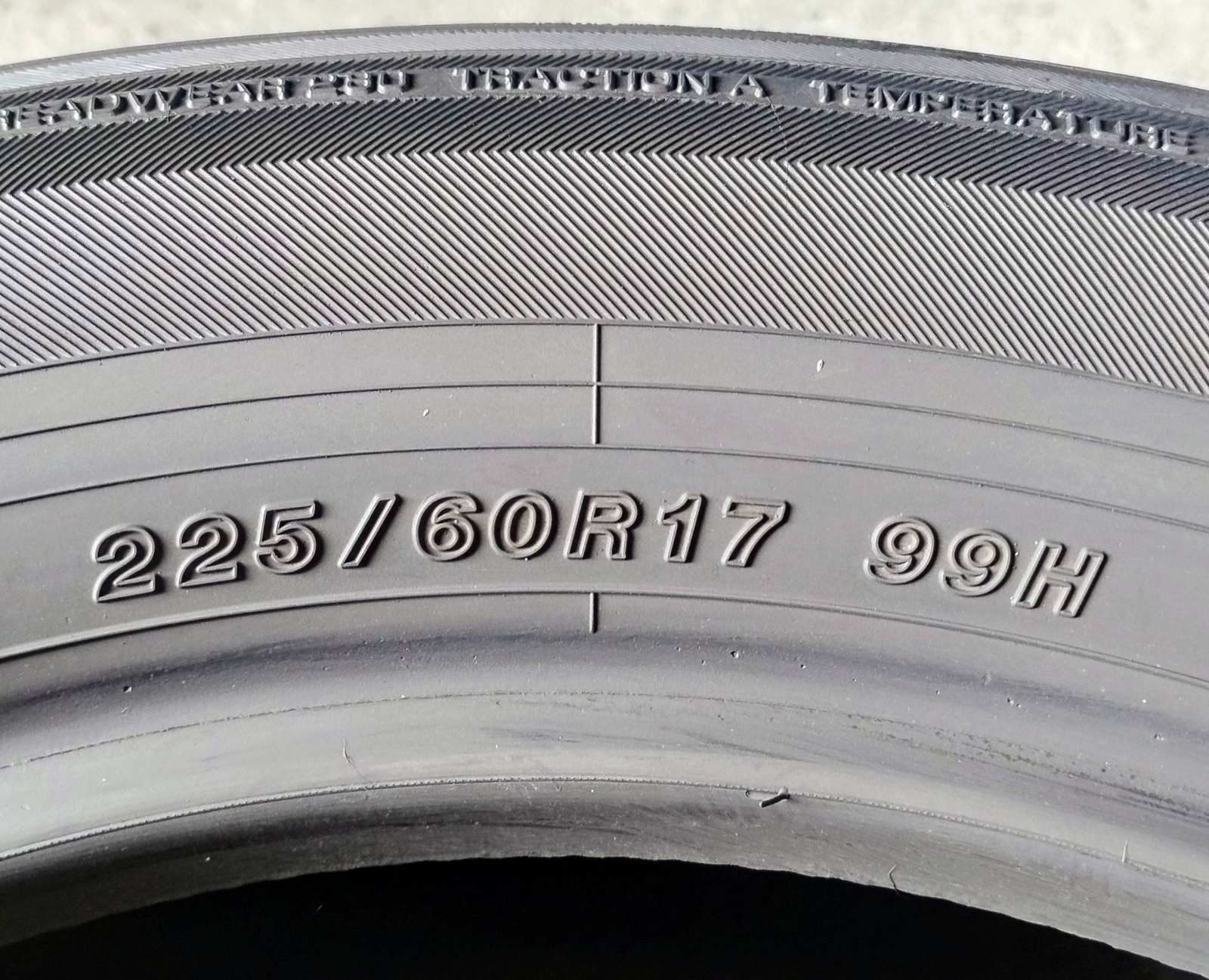 Шини літні R17 225/60 Yokohama Blu Earth E70