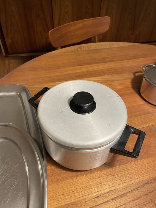 Travessas inox e tacho de pudim