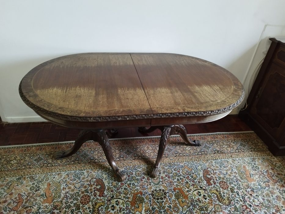 Armário e mesa de jantar estilo clássico