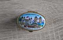 Złote metalowe puzderko na biżuterię tabletki Tower Bridge 5x3,5x1 cm