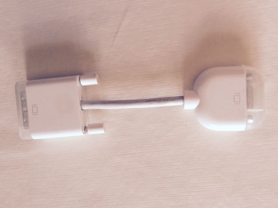 Apple DVI to VGA Adapter