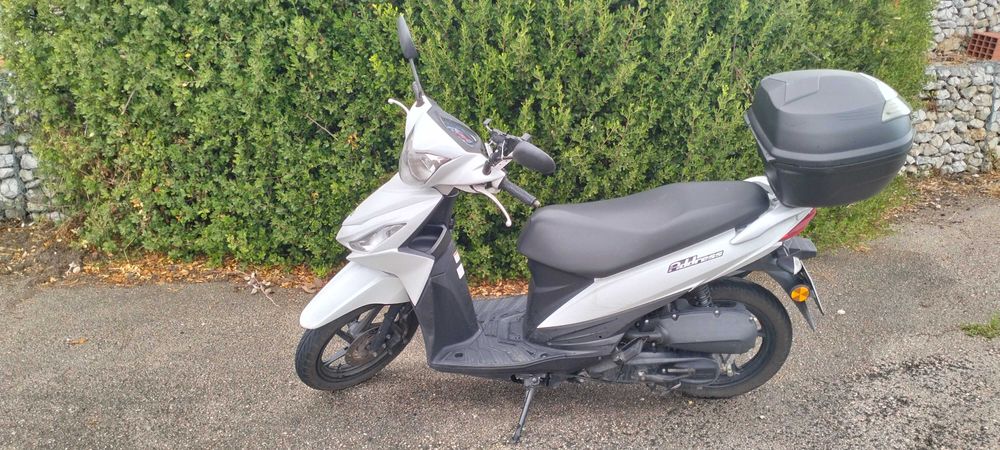Suzuki Adress 125 com top case