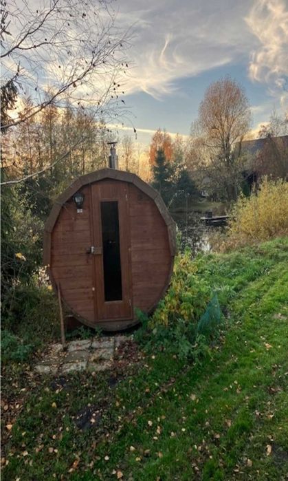 Urokliwy dom w otoczeniu zieleni z własnym stawem.