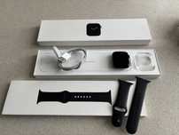 Zegarek smartwatch Apple Watch SE 44 mm czarny dwa paski ladowarka