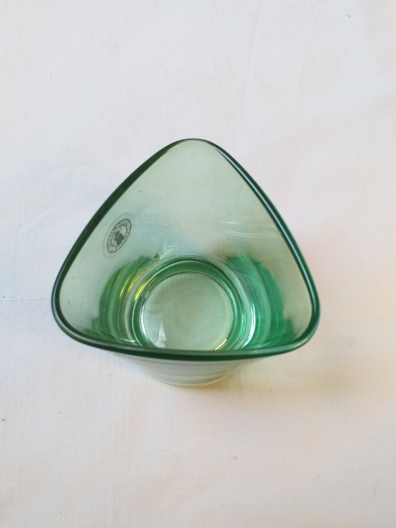 Świecznik z zielonego szkła projekt Helen Johansson
