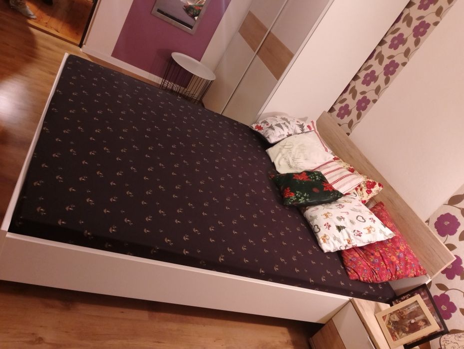 Łòżko do sypialni z podświetleniem