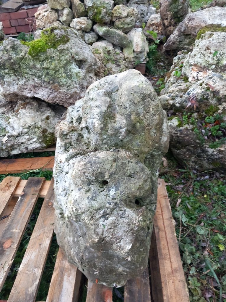 Kamien skalkowy wroznych wielkosci