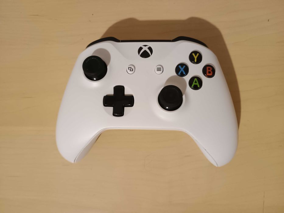 Xbox One S 500GB (oryginalne opakowanie) + 2 pady + kable + 4 gry