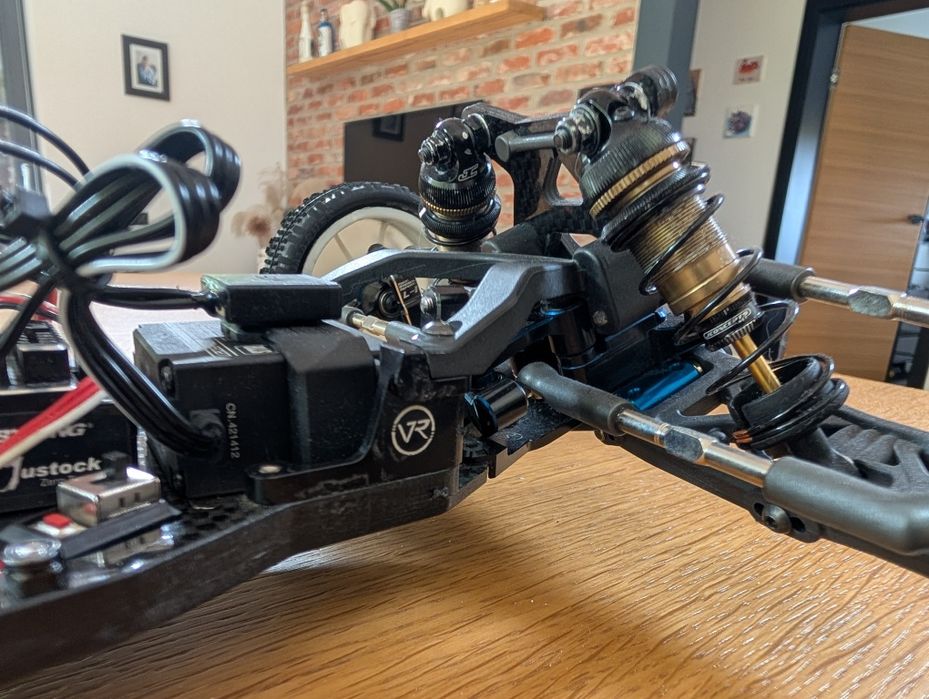 Model zawodniczy buggy 1/10 team asso associated dużo modyfikacji