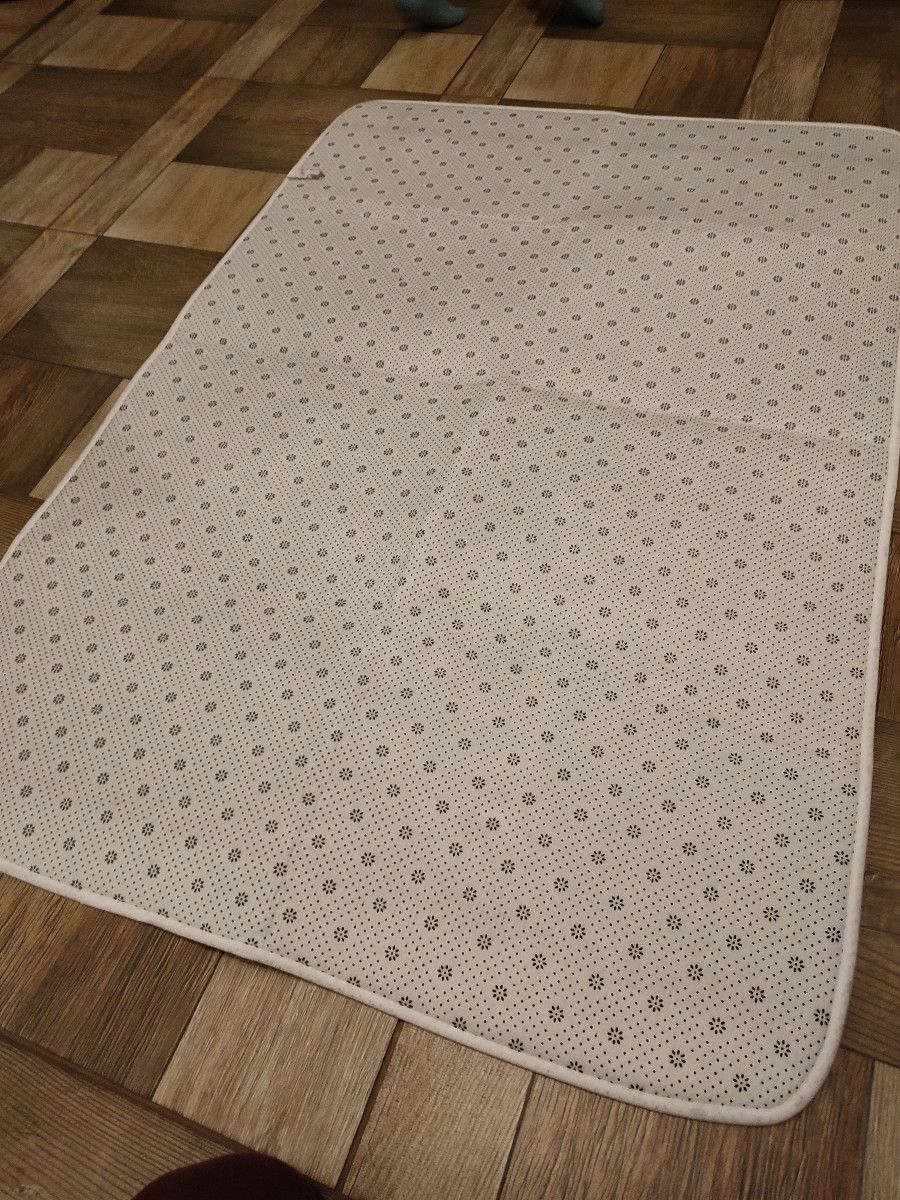 Nowy jasny dywan do pokoju