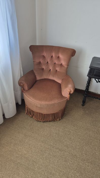 Quarto completo: cama, mesas cabeceira, cómoda e roupeiro