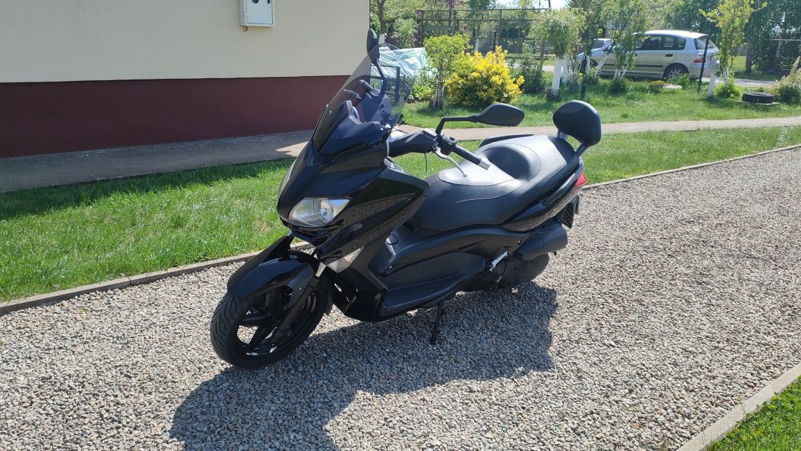 Yamaha xmax 125.