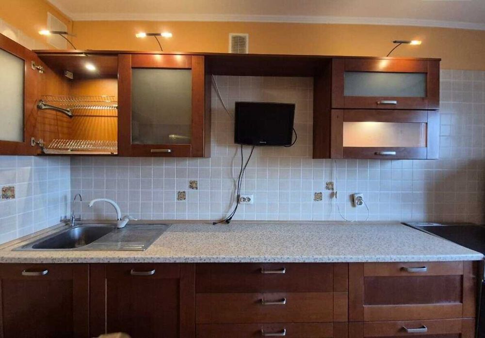 Продаж видової 3 кімнатної квартири, вул. Милославська 4